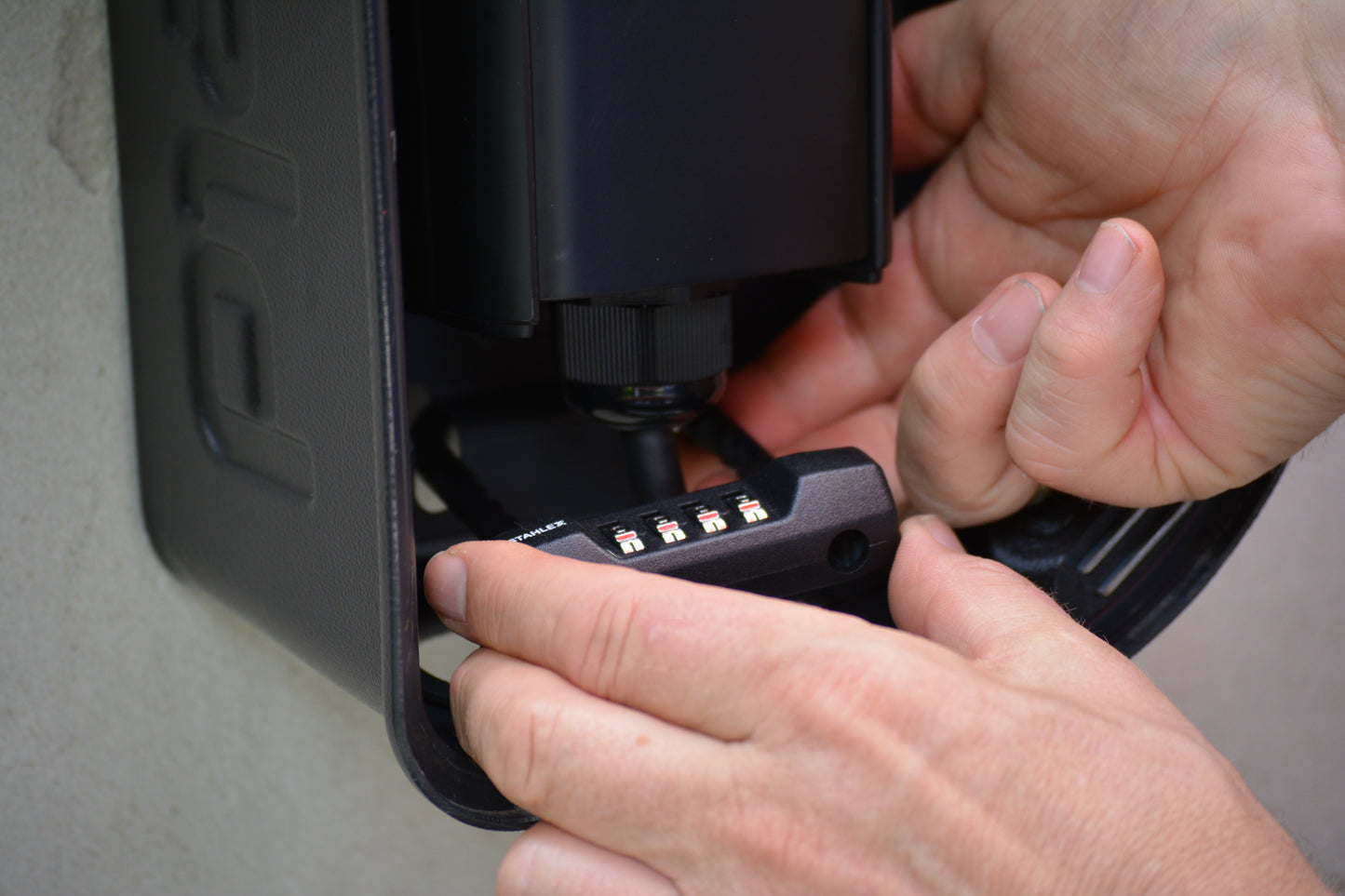 EVShield® ThunderCord Voordeelbundel – Laadkabel met Bescherming + Kabelhouder & Lock Pack – Complete Oplaadoplossing voor EV (Incl. Gratis Kabelhouder)