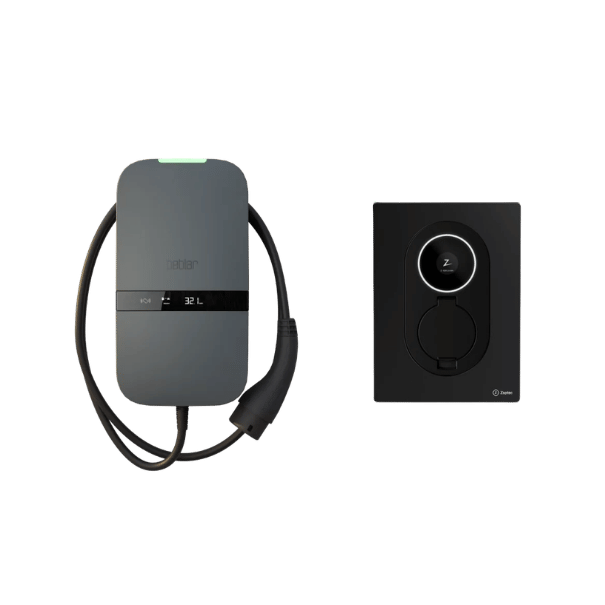 Witte Zaptec Go laadpaal en robuuste Peblar Home laadpaal naast elkaar gemonteerd op een buitenmuur