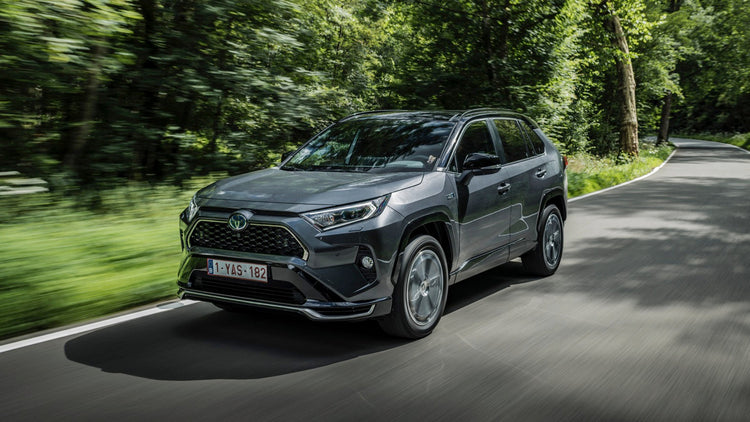 Toyota bZ4X elektrisch opladen aan een laadstation met type 2 kabel