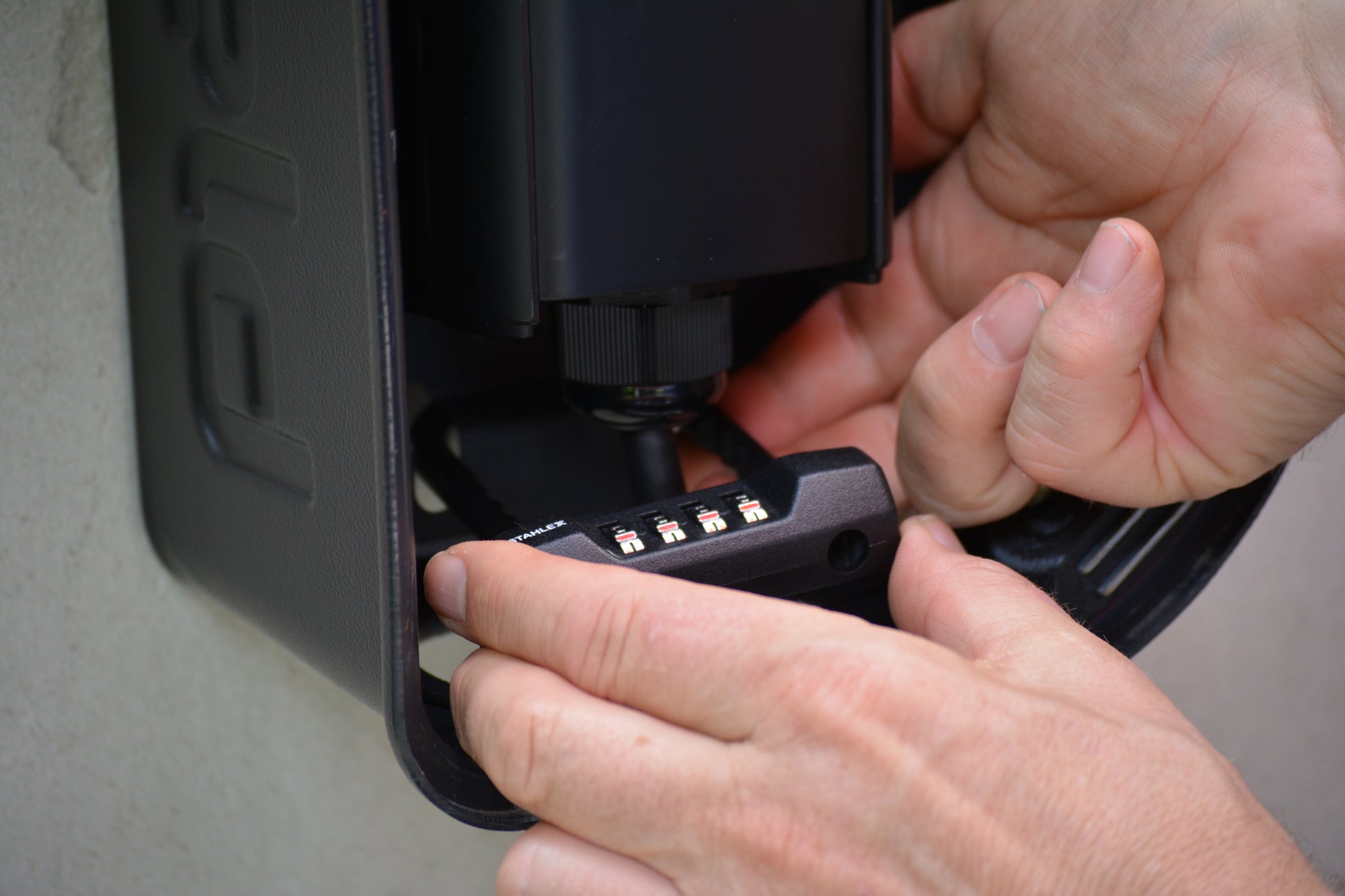 EVShield® ThunderCord Voordeelbundel – Laadkabel met Bescherming + Kabelhouder & Lock Pack – Complete Oplaadoplossing voor EV (Incl. Gratis Kabelhouder)