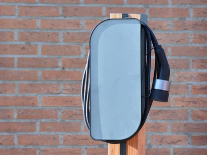 Montagepaal BlackCharge® EVshield – Vrijstaande Douglas Houten Laadpaal – Mono/Duo | Dubbel Laadstation Mogelijk