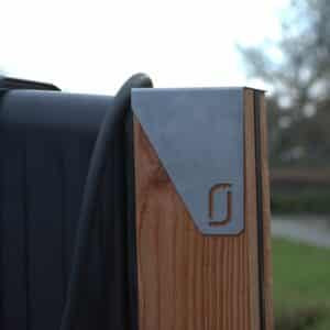 Montagepaal BlackCharge® EVshield – Vrijstaande Douglas Houten Laadpaal – Mono/Duo | Dubbel Laadstation Mogelijk