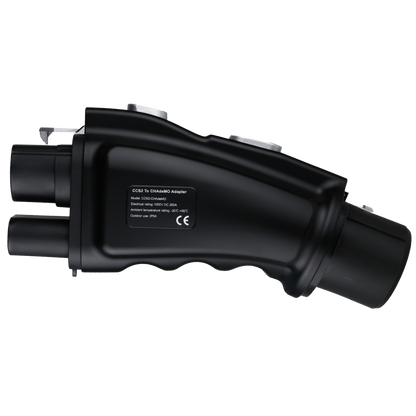 EV laadstation met CCS2 plug en aangesloten adapter naar CHAdeMO