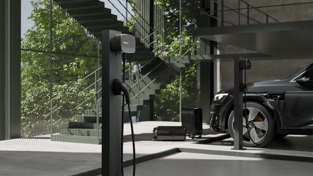 Witte uitvoering van de Wallbox Commander 2S geïnstalleerd op een muur