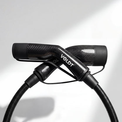 Stijlvol elektrisch laden met de lichtgewicht Voldt carbon fibre laadkabel bij een sportauto.